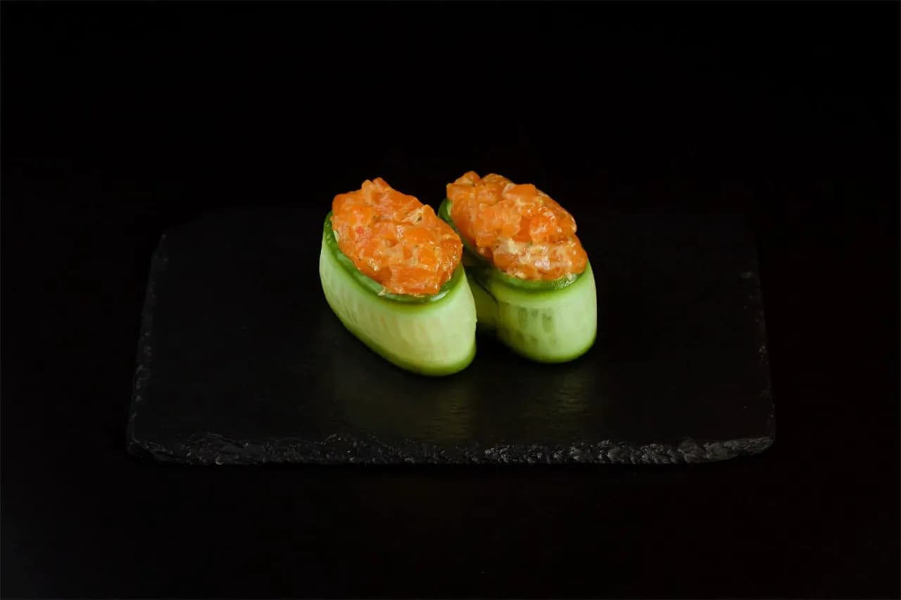 Guncan in cucumber with salmon 2 pcs