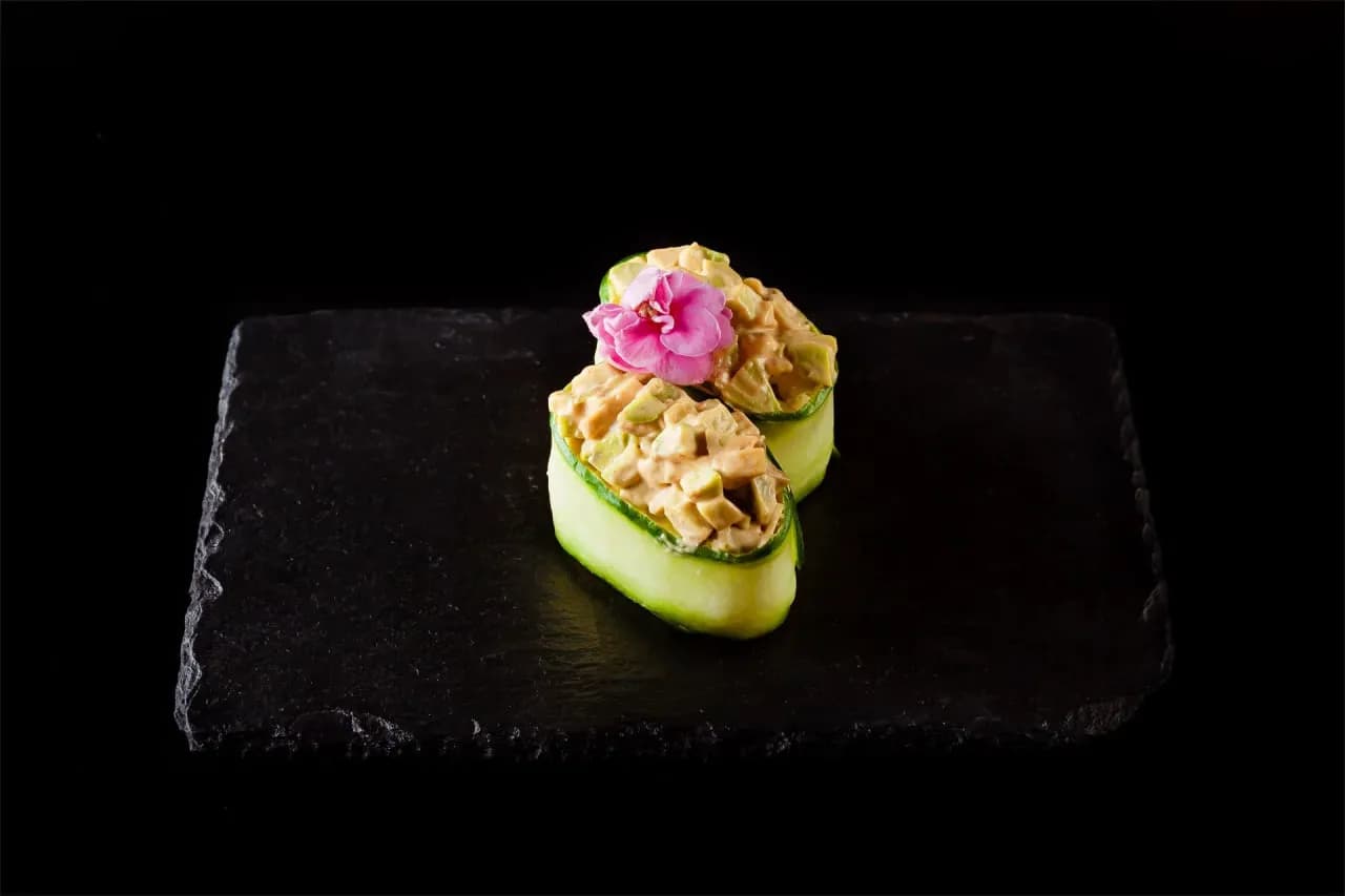 Guncan in cucumber with avocado 2 pcs