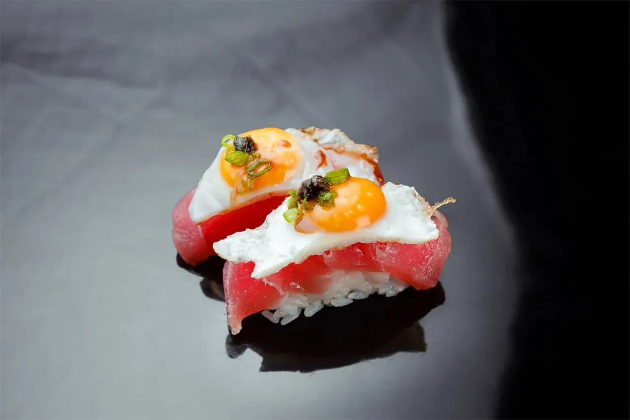 Sushi with tuna and truffle paste 2 pieces